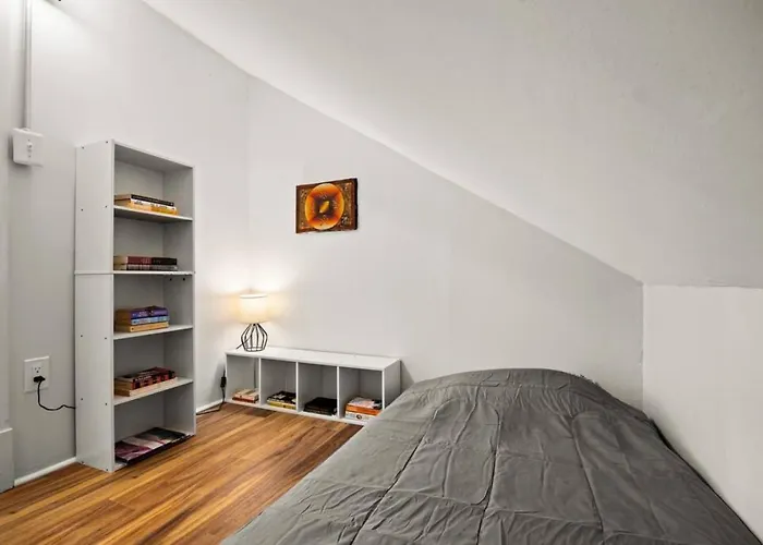 Holiday home The Heights Nook Peaceful Getaway With A Den Peoria